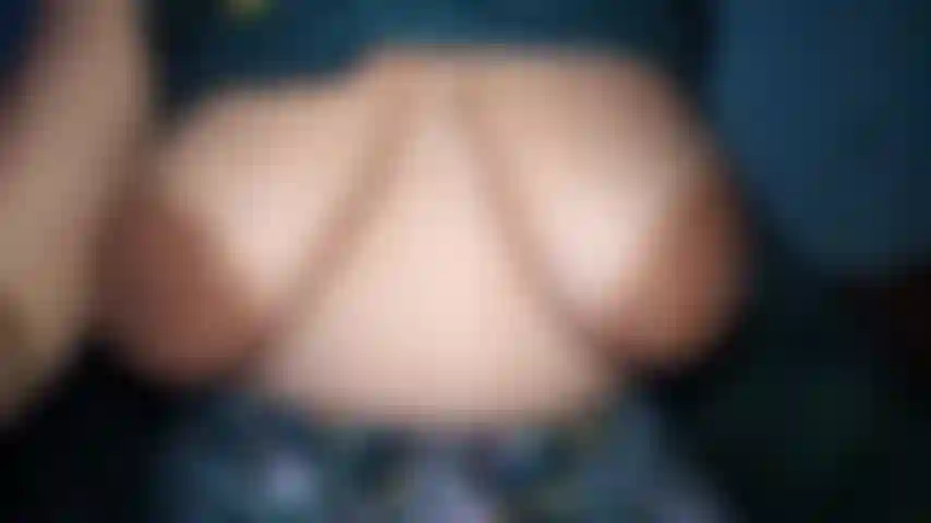 Milf balancea tetas naturales perforadas en cámara lenta.