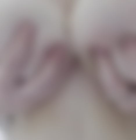 Aprieto los senos en la ducha.