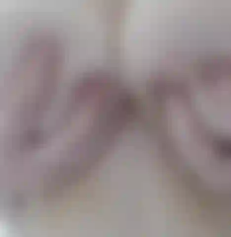 Aprieto los senos en la ducha.