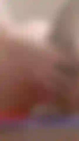 Monto mi juguete favorito con la cola.