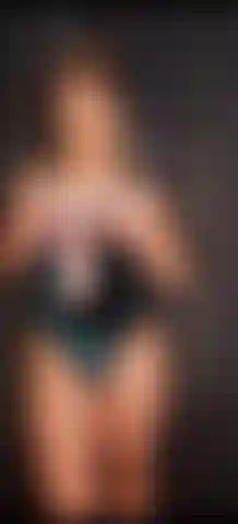 Aceitando tetas y culo.