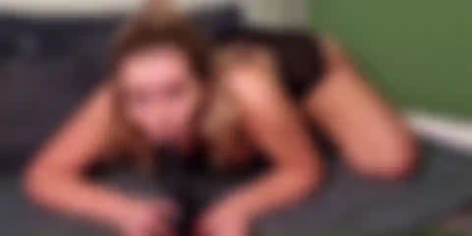 Un consolador con tentáculo negro extiende el culo.