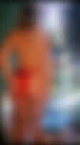 Azotando frente al árbol de navidad.