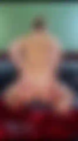 Haciendo guiño mi gran culo.