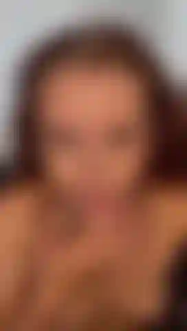 Comiendo semen de la cara.