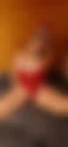 Dedeándome en una cabaña.