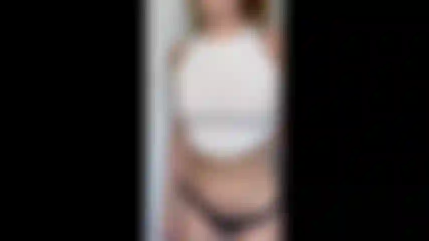 Me cambio de top para ver mis pezones rígidos.