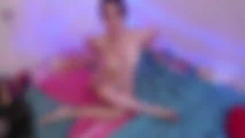 Follándome el culo, acariciando y chupando mi polla, y corriéndome agradablemente.