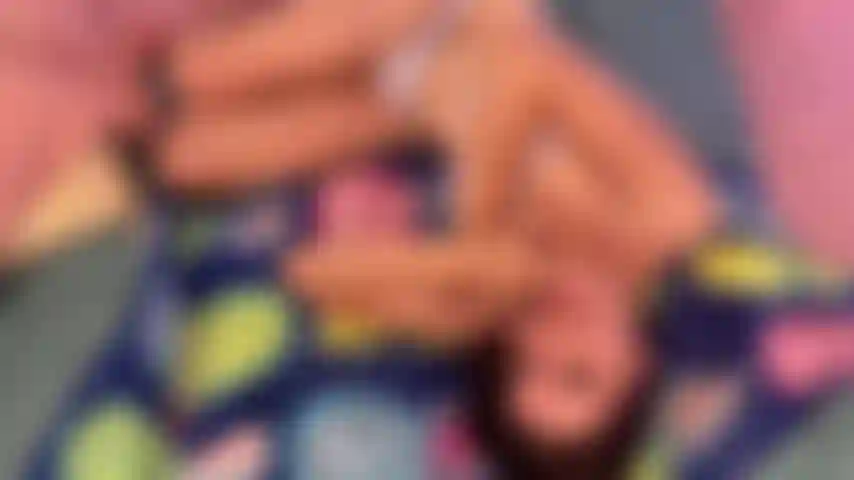 Me chupo rápido y profundo y me corro en la cara (ángulo alto).