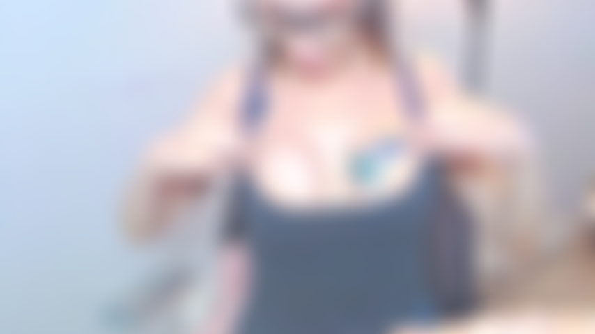 Tetas rapiditas en cam y luego estoy en perrito mostrando mi culo.