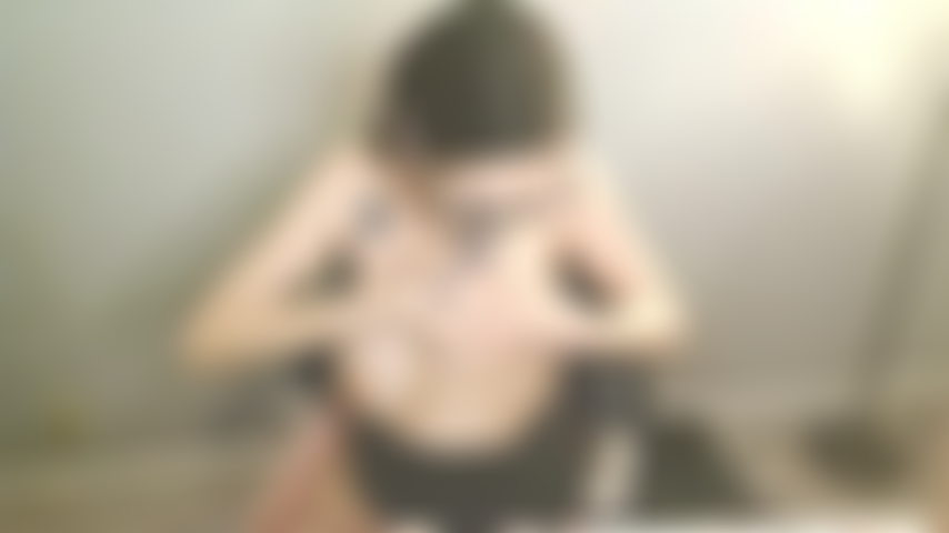 Sexy, con trenzas laterales, calcetines hasta la rodilla y gafas.