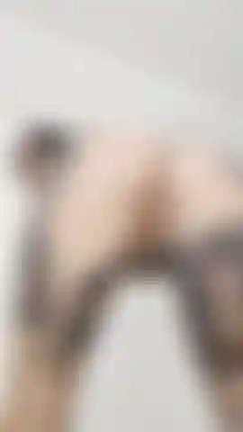 Desnuda en cuclillas con cámara debajo. Pov súper caliente.