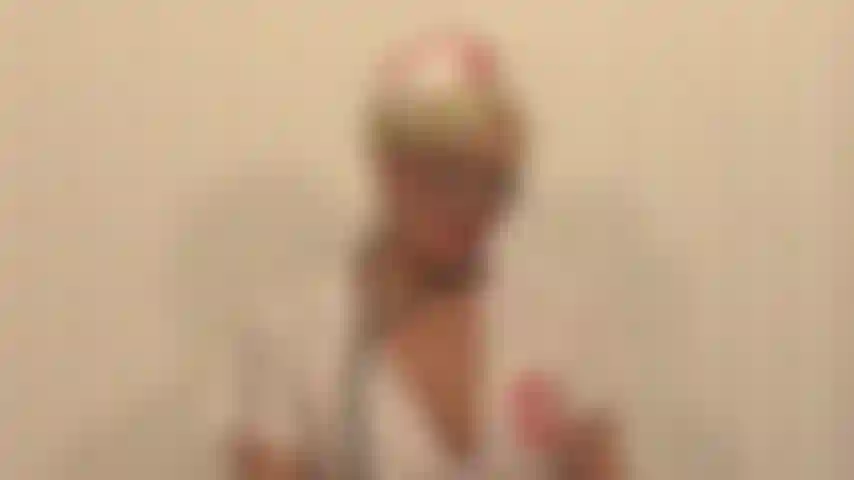 Dile a la enfermera que es un momento con dd blanca burlándose al principio desnudándose y jugando con un consolador para ayudarte a sentirte mejor.