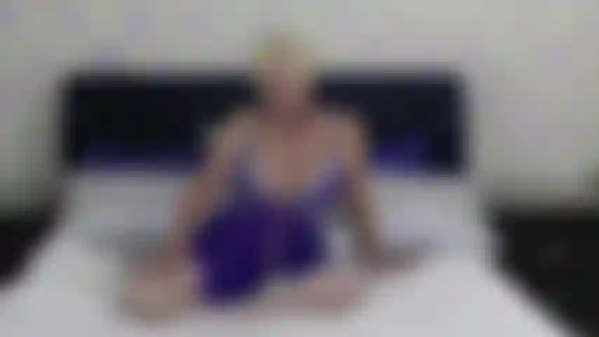 Hablándote mientras juego con un dildo como si estuvieras ahí.