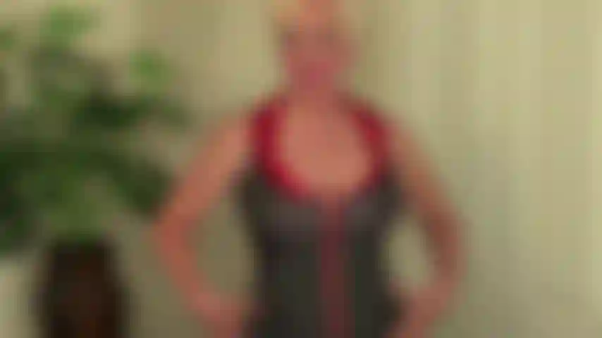 Striptease con vestido de béisbol, luego juego con dildo y semen, charla sucia.