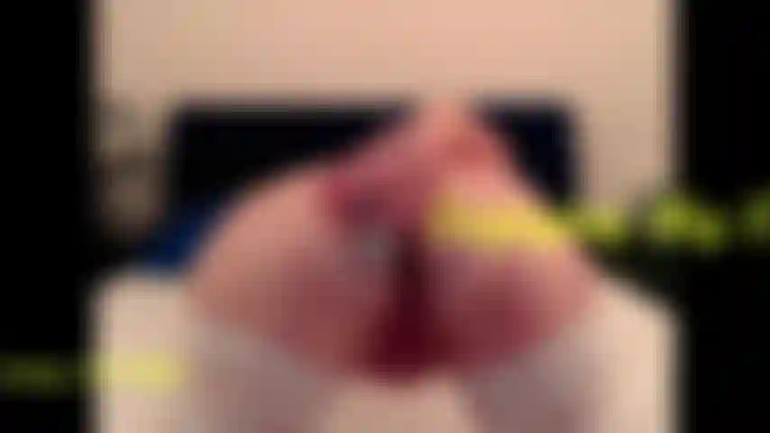 Disfruto de mi tapón anal. Te hablo mientras te muestro cómo me encanta que me follen dos veces. Meto el tapón anal y luego un consolador blanco en mi coño mojado.