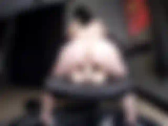 Montada en una silla de oficina.