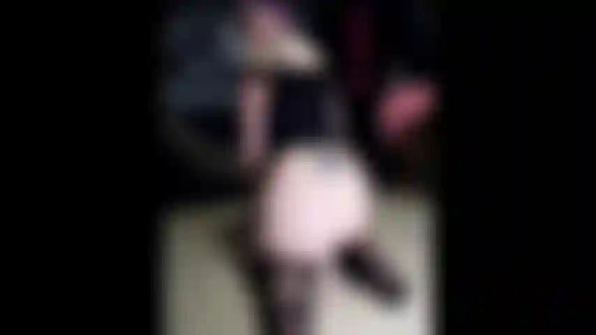 Montando mi consolador de succión en el suelo.