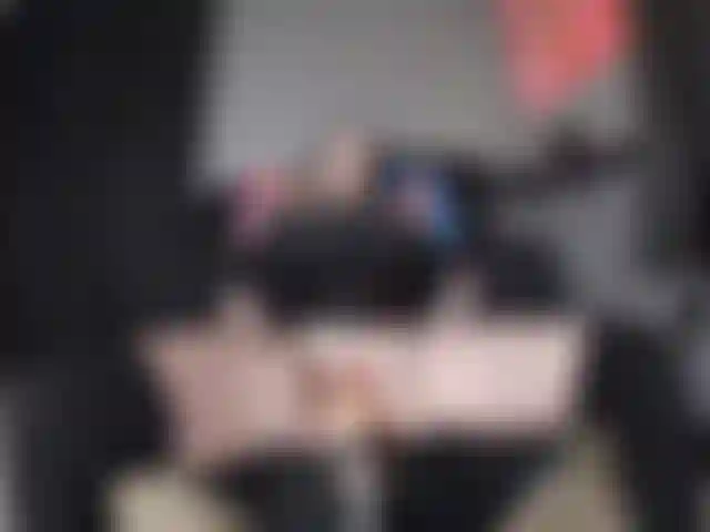 Orgasmo de máquina de follar con dildo blanco.