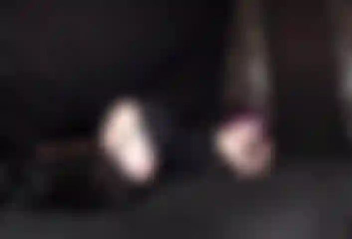 Seducción con plug anal enjoyado.