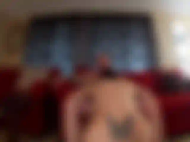 Cabalgando en el sofá.