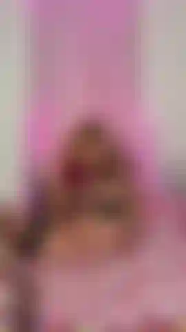 Hablo sobre mi fantasía de ser penetrada por delante y por detrás mientras me dildo los agujeros y me aceito las tetas.