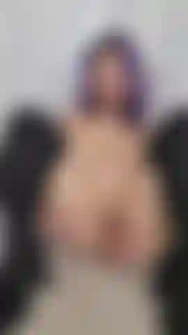 Botas altas de tacón y juego con dildo.