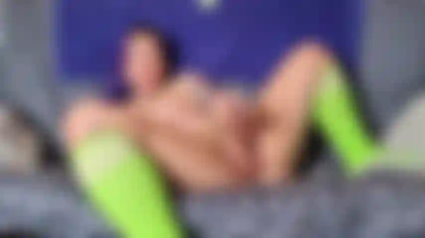 Calcetines altos, juego con consolador.