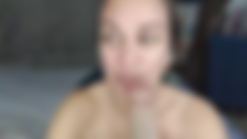 Mimando tu polla con mi boca.