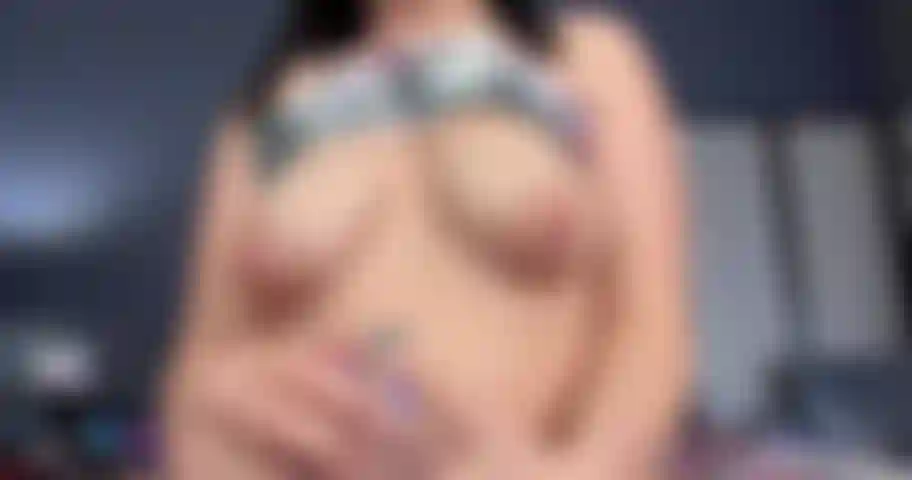 Mano extrayendo leche de mis dd's hinchados.