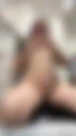 Estaba tan cachonda lavando la ropa que tuve que jugar conmigo misma.