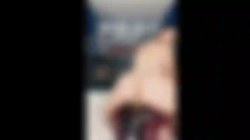 Daisie sacudiendo su culo desnudo en tacones granate.