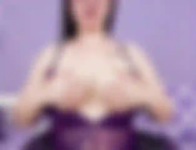 Frotando loción y masajeando mis tetas hinchadas.