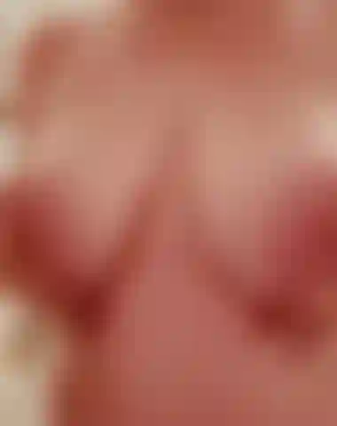 Enjabonando estas grandes tetas.