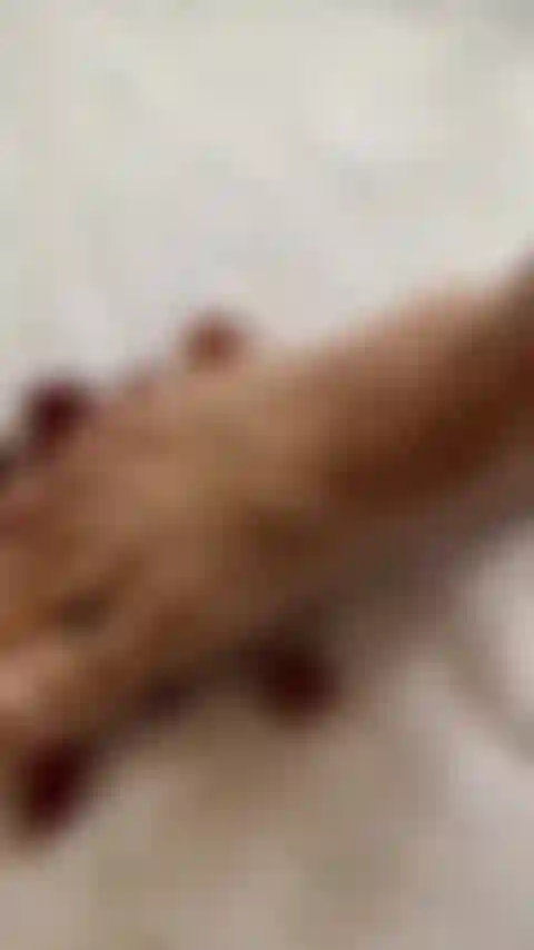 Salpicando con pies sexys aplastando uvas.