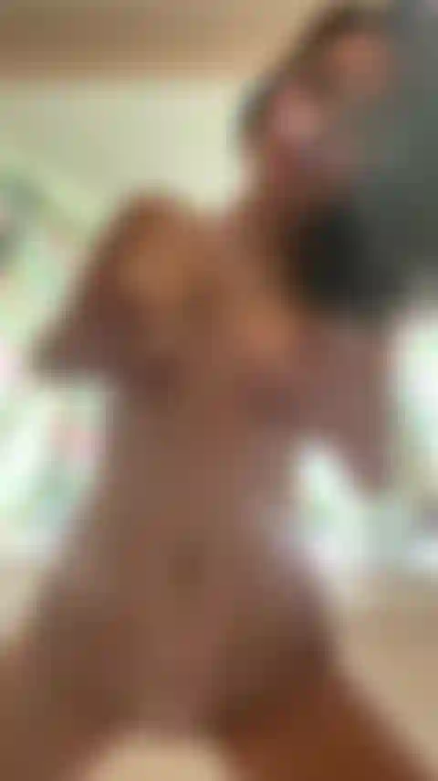 Morena cachonda untándose tetas naturales.