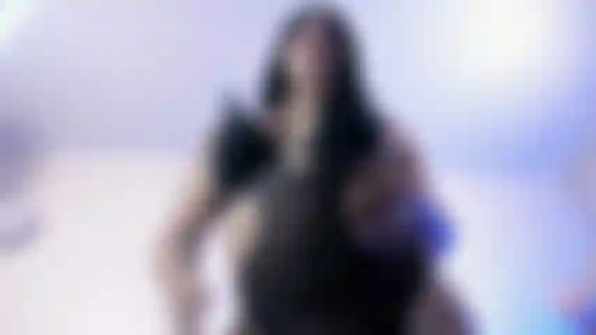 Un baile encantador para ti—¿qué harías por mí si estuviera parada justo frente a ti así?