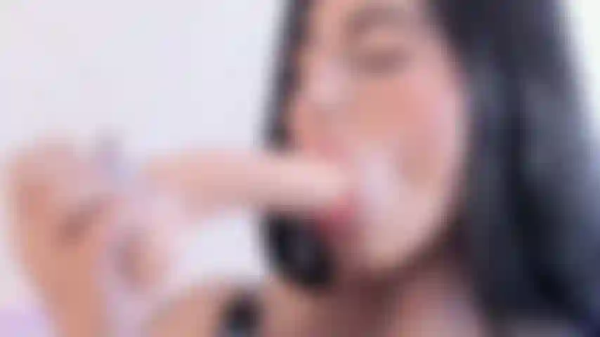 ¿Te gustaría una mamada así, o algo más sexy? Solo dime cómo te gusta—así de ardiente soy yo, solo superada por la mamada.