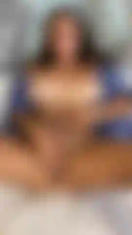 Milf juega con coñito bonito.