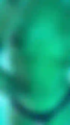 Cama solar pública bajo lencería frotando el clítoris.