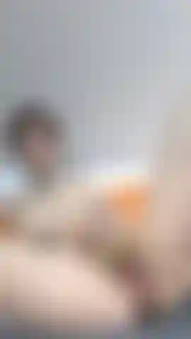 Veamos como me follo mi coño mojado y peludo con un consolador.