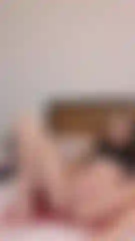 Me toco los dedos y me follo el apretado coño.