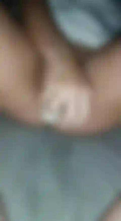 Poniéndome crema sobre un gran consolador.