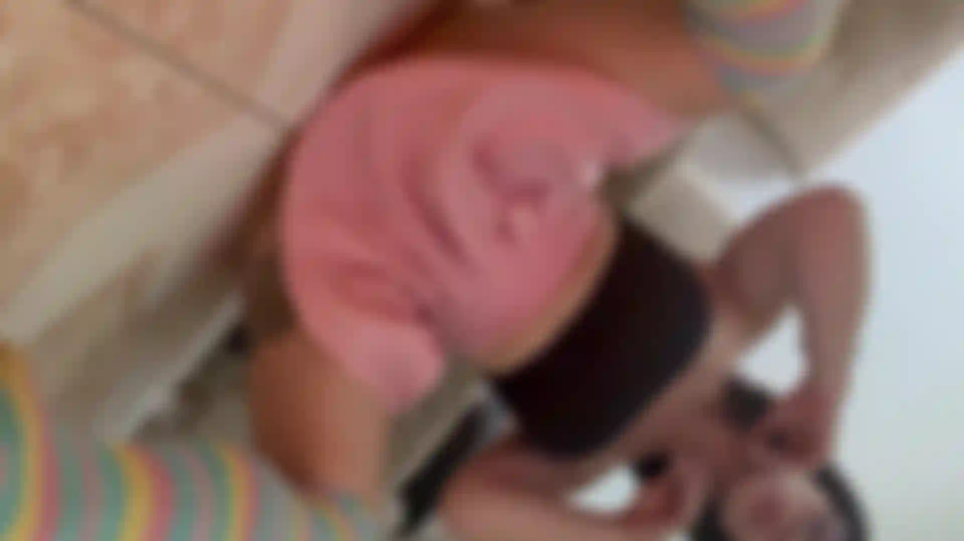 Lo que está escondido bajo mi falda es tan grande¡.