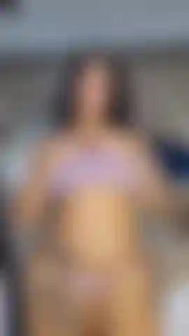 Juego con mis grandes tetas.