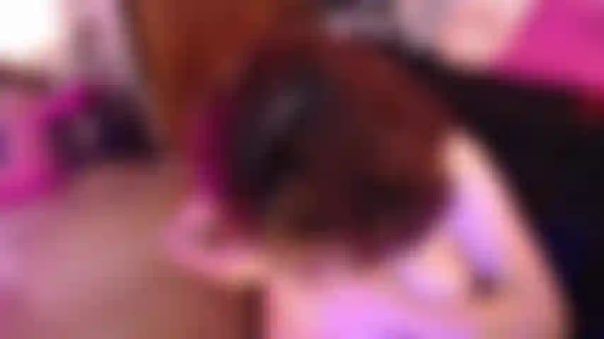 Chupa mis tetas chupa mi leche y escupe en mi cara y en mi pelo, lléname de leche y saliva todo es un desastre 🎀.