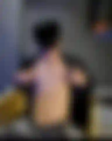 Necesito que me ayudes a desvestirme.