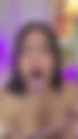 ¿Te gusta lo que ves? Mi saliva quiere recorrer tu cuerpo.