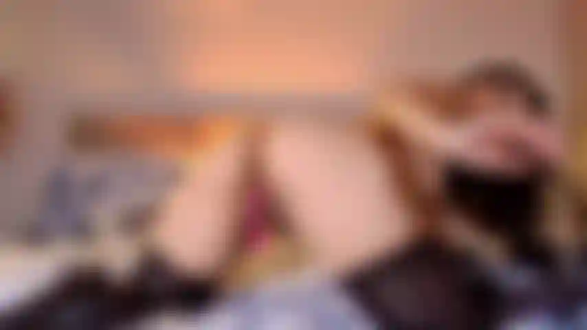 ¡Este nuevo dildo me hace gemir tanto! ¡Es tan grande!