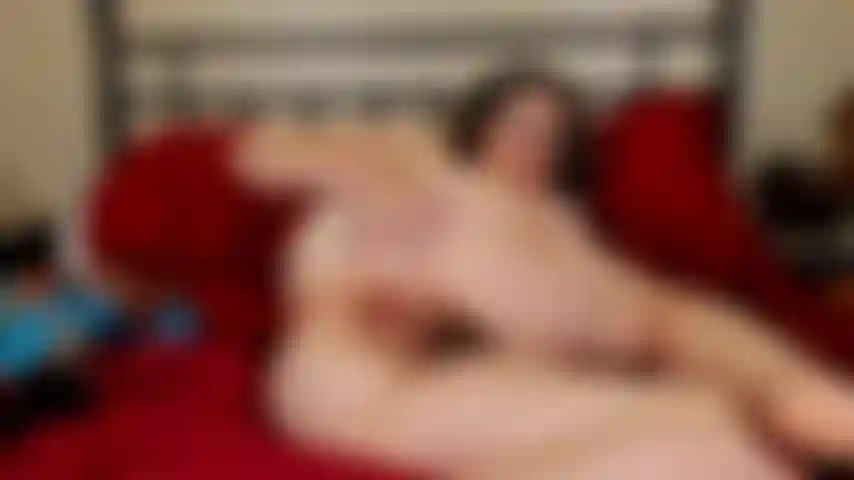 Culo abierto acostada de lado.